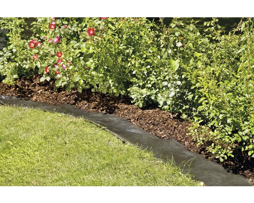 Peisaj de grădină cu material geotextil anti-buruieni, gazon și plante