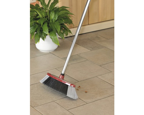 Mătură cu mâner metalic pentru curățarea podelelor