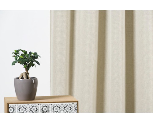 Material decorativ lângă un bonsai pe o comodă