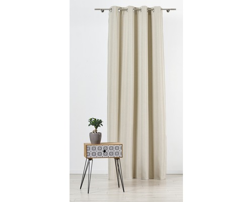 Cameră decorativă cu perdea pe bară și o masă cu o plantă