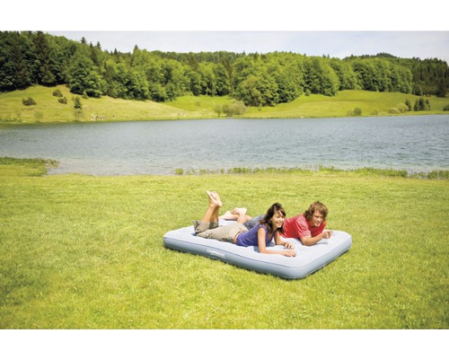 Saltea pneumatică Campinggaz cu două persoane pe un câmp lângă lac