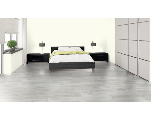 Dormitor luminos cu pat, noptiere și dulap