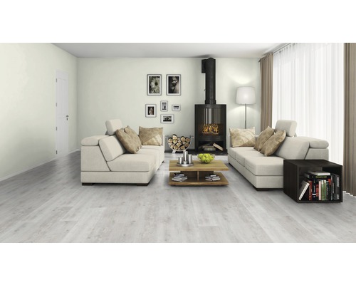 Cameră de zi luminoasă cu canapea, șemineu și podea din lemn