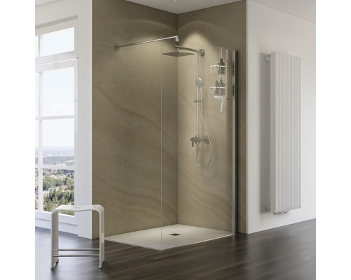 Duș modern cu armătură de duș, raft de duș și calorifer într-o baie luminoasă.