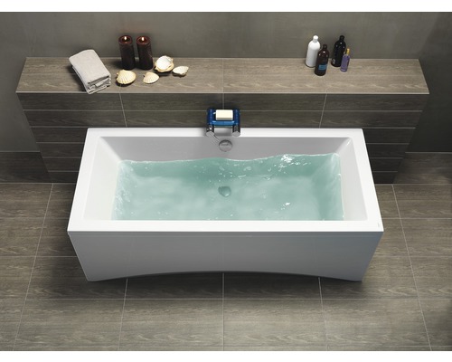 Baie cu cadă umplută, prosoape și articole de baie