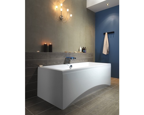 Baie modernă cu cadă independentă, lampă de perete și suport pentru prosoape