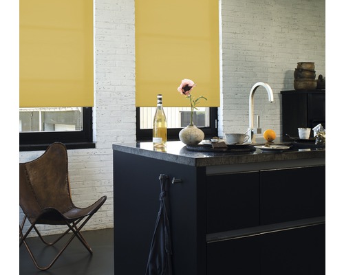 Bucătărie luminoasă cu rulouri galbene la ferestre