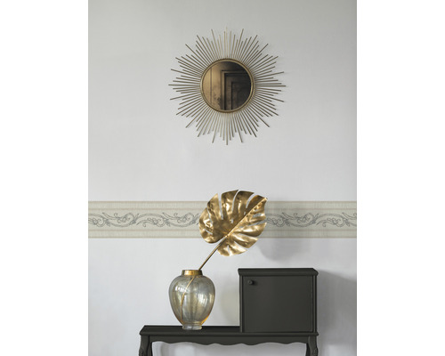 Living decorativ cu oglindă, bordură, vază, frunză și dulap