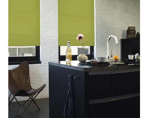 Bucătărie modernă cu jaluzele verzi la fereastră, completată de un blat, o chiuvetă și un scaun