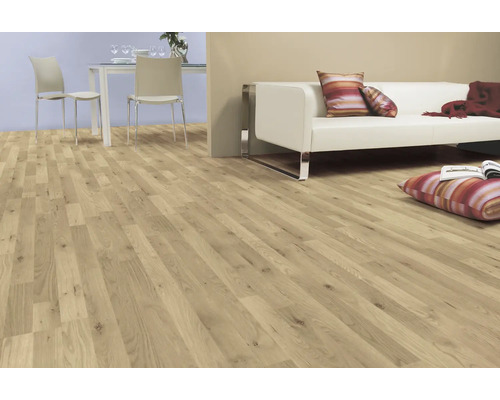 Cameră de zi luminoasă cu parchet laminat, canapea și masă de sufragerie