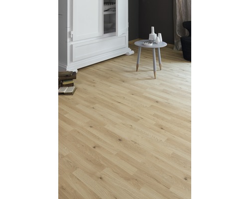 Cameră luminoasă cu podea laminată cu aspect de lemn, dulap și măsuță