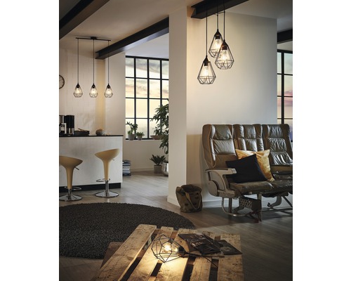 Cameră de zi cu scaune de bar, canapea de piele, paletă și mai multe lămpi suspendate geometrice.