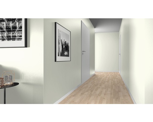 Hol luminos cu două fotografii înrămate pe perete și podea din lemn