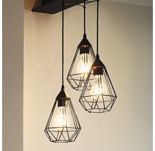 Lampa suspendată cu trei abajururi geometrice și becuri