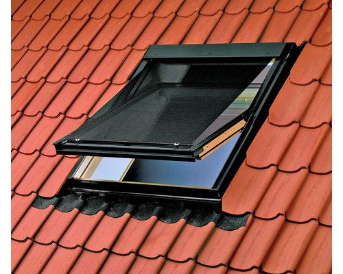 Fereastră de mansardă cu plasă de insecte într-un acoperiș de țiglă