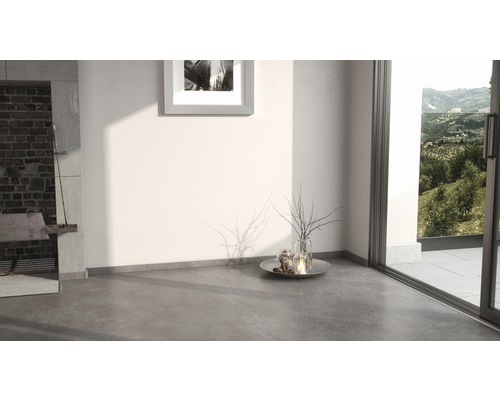 Interior cu șemineu, tablou și fereastră spre grădină