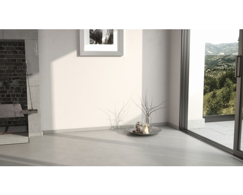 Living luminos cu fereastră mare, decorațiuni minimaliste și design modern