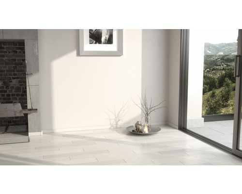 Cameră luminoasă cu șemineu, tablou și decorațiuni