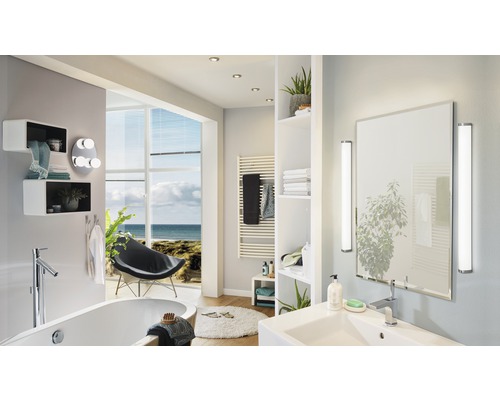 Aplică baie de perete crom/alb cu LED integrat Gita 24,3W 2600 lumeni IP45 Baie luminoasă cu cadă, chiuvetă, oglindă cu iluminare, rafturi și vedere la mare