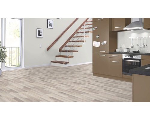 Living luminos cu parchet laminat, scară și bucătărie încorporată