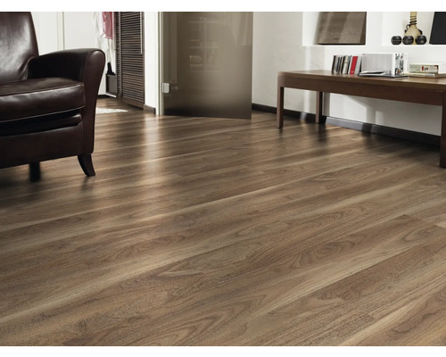 Interior cu podea laminată cu aspect de lemn