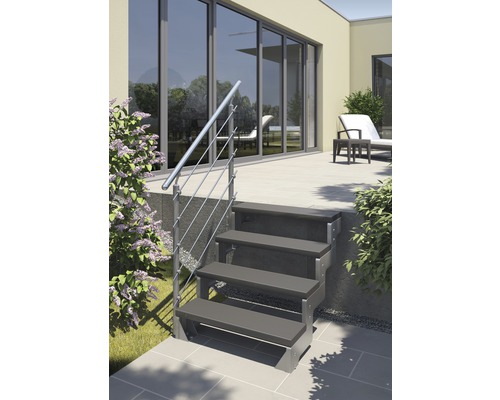 Scară exterioară cu balustradă care duce la o terasă