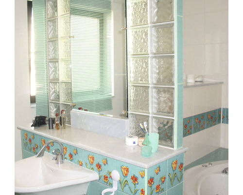 Baie cu chiuvetă, oglindă, blocuri de sticlă și faianță florală