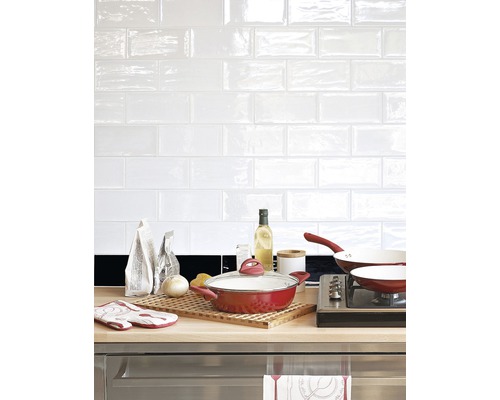 Scenă de bucătărie cu vase de gătit, ingrediente și faianță albă