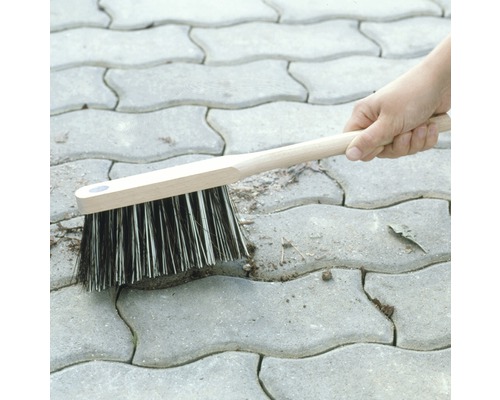 Perie pentru rosturi cu mâner din lemn curăță pavajele de buruieni