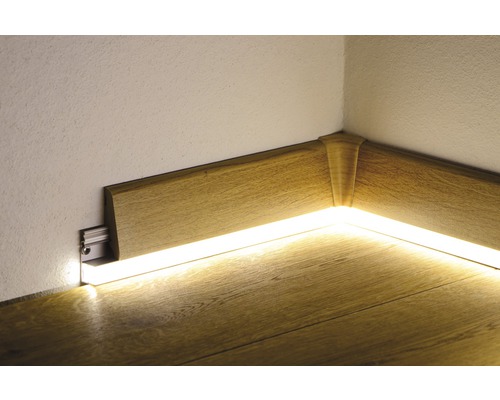 Colț cu plintă de lemn și iluminare indirectă