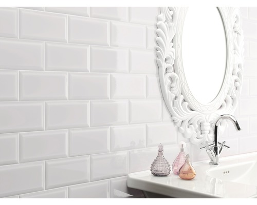 Baie cu faianță albă în stil metro, chiuvetă și oglindă ovală cu ramă ornamentată