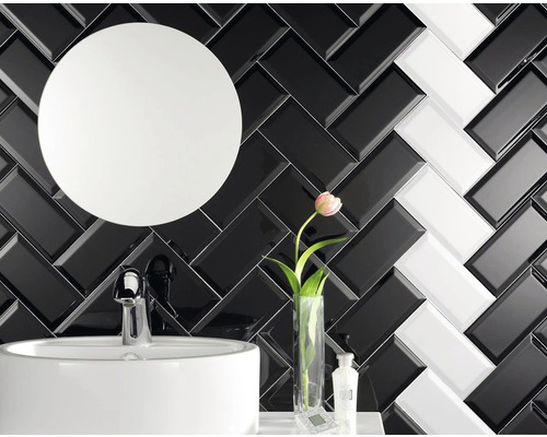 Baie cu lavoar, oglindă rotundă și faianță de perete în model herringbone