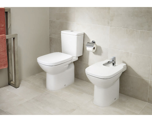 Baie modernă cu toaletă și bideu