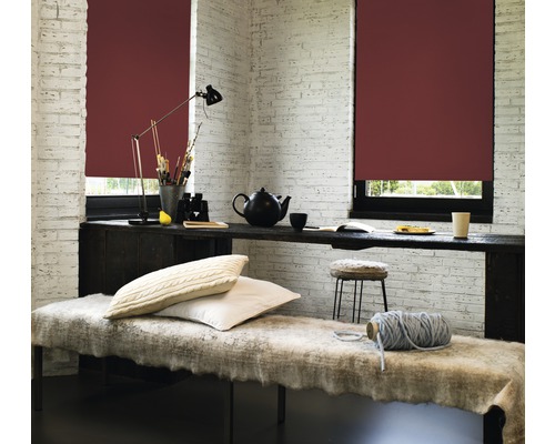 Cameră luminoasă cu jaluzele, masă, lampă, perne și obiecte decorative pentru o atmosferă confortabilă