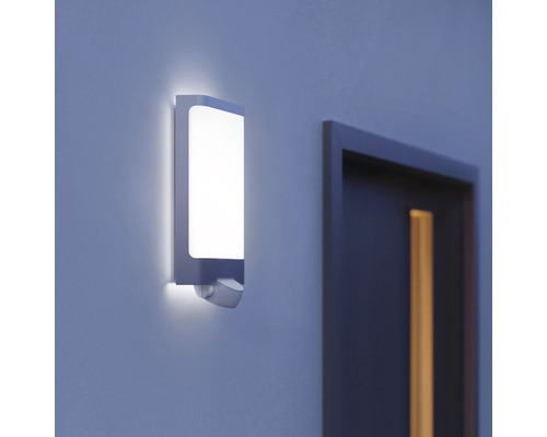 Lampa de perete cu senzor de mișcare pe un perete al casei lângă o ușă