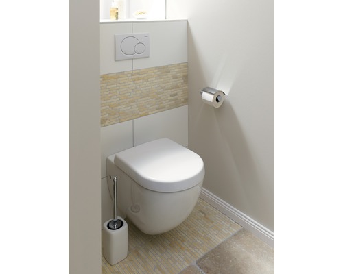 WC suspendat în baie cu panou de operare, suport de hârtie igienică și perie de toaletă