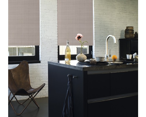 Interior cu jaluzele, tejghea de bucătărie și loc de stat