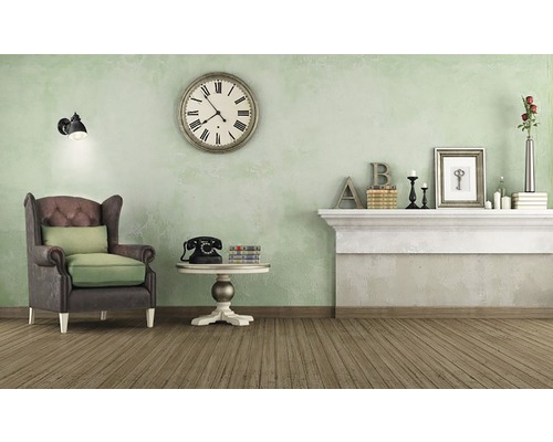 Imagine de interior a unui living cu fotoliu, masă, șemineu și decorațiuni