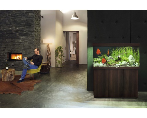 Living cu acvariu, șemineu și bărbat citind