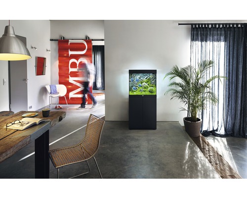 Cameră de zi cu acvariu, inclusiv dulap inferior, masă de sufragerie și scaune