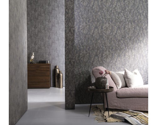 Interior cu modele diferite de tapet, comodă și decorațiuni