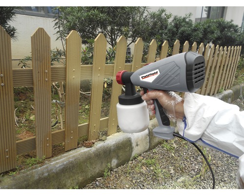 Sistem de pulverizare vopsea utilizat la vopsirea unui gard de lemn