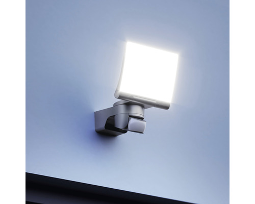 Lumină exterioară pătrată cu senzor de mișcare pe un perete