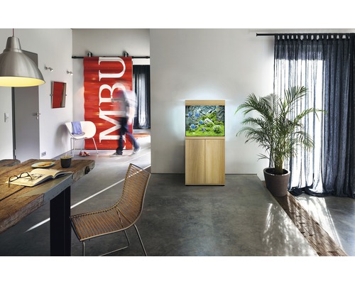 Living cu acvariu pe dulap inferior, masă de sufragerie și decorațiuni