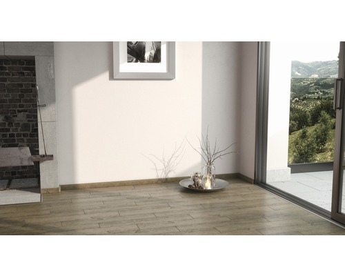 Cameră luminoasă cu șemineu, podea din lemn și ușă de terasă cu vedere la verdeață.