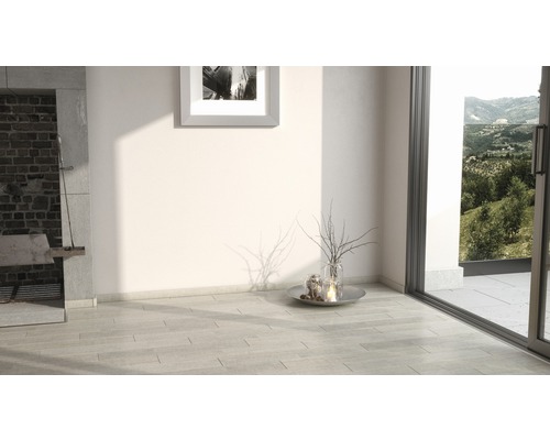 Cameră luminoasă cu gresie, grătar zidit, decorațiuni și fereastră