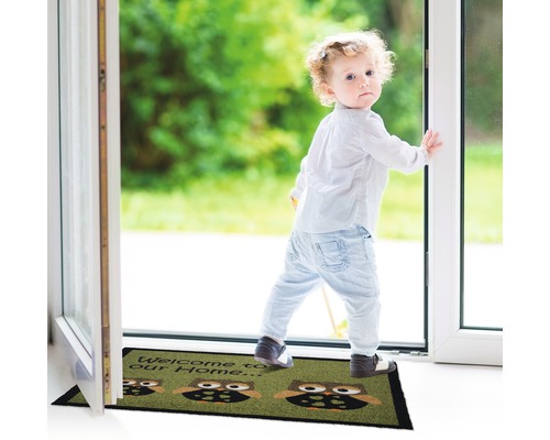 Covoraș de ușă cu model de bufnițe și copil în fața ușii