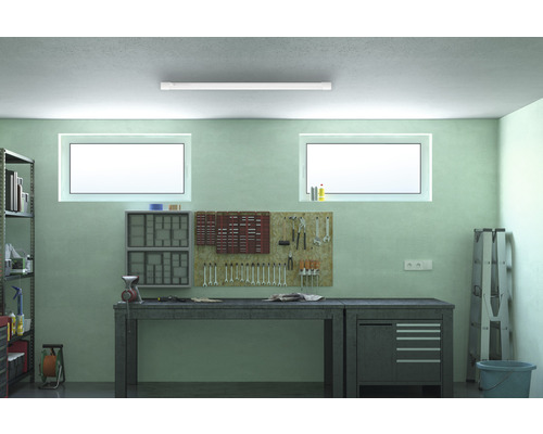 Atelier cu banc de lucru, panou de scule, rafturi și iluminat