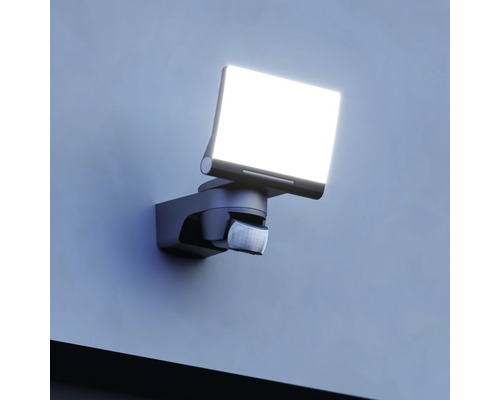 Reflector LED de exterior cu senzor de mișcare pentru montaj pe perete