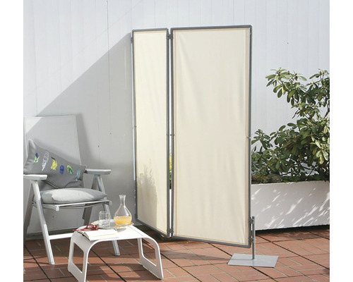 Paravan de confidențialitate din material textil, din două părți, cu cadru metalic pe o terasă